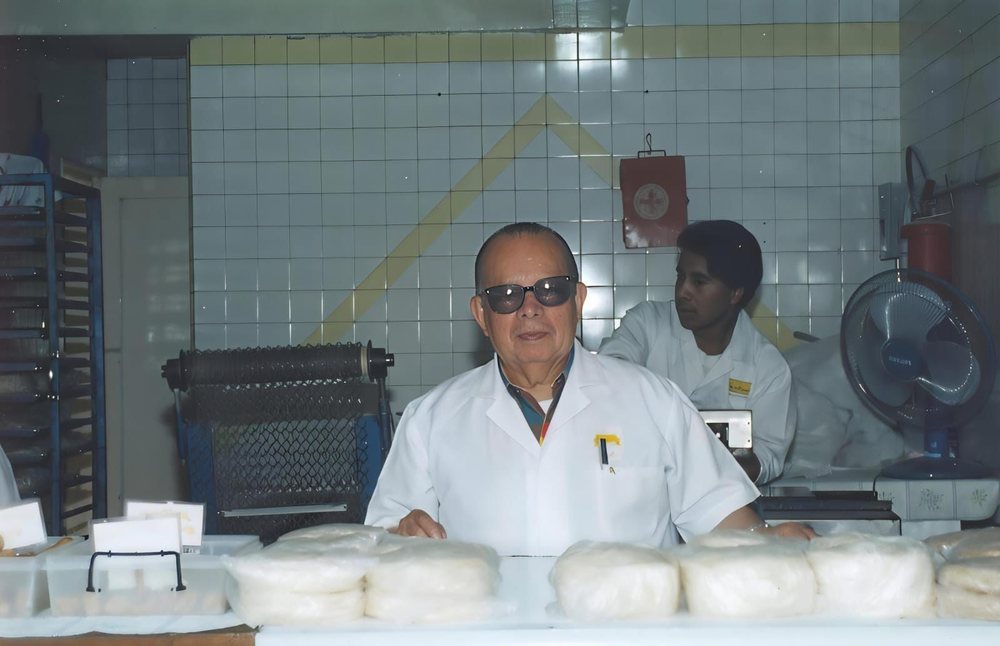 Don Agustín Zerón Hernández en la tortillería